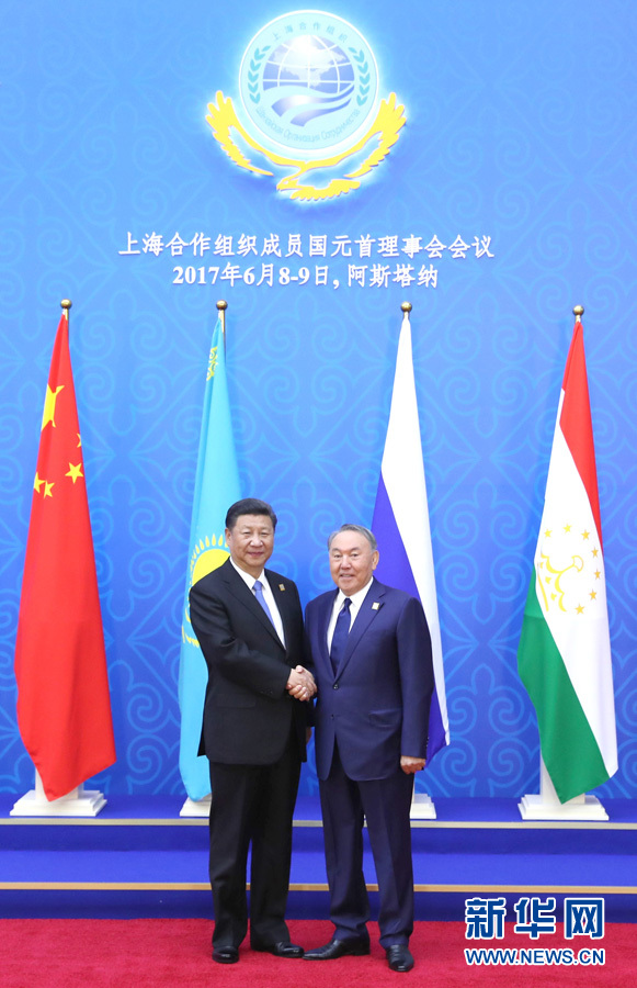 6月9日，國家主席習近平在哈薩克斯坦首都阿斯塔納出席上海合作組織成員國元首理事會第十七次會議并發(fā)表重要講話。這是習近平出席會議時，受到哈薩克斯坦總統(tǒng)納扎爾巴耶夫的熱情迎接。新華社記者 馬占成 攝