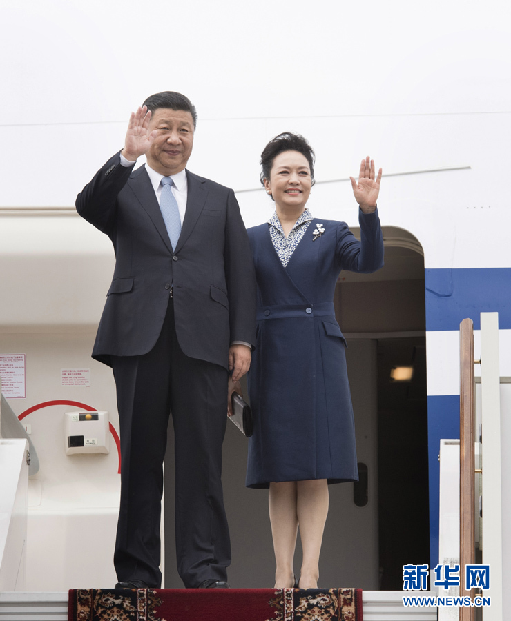 7月3日,國家主席習(xí)近平乘專機抵達莫斯科,開始對俄羅斯聯(lián)邦進行國事訪問。這是習(xí)近平和夫人彭麗媛步出艙門。 新華社記者 李學(xué)仁 攝 7月3日,國家主席習(xí)近平乘專機抵達莫斯科,開始對俄羅斯聯(lián)邦進行國事訪問。這是習(xí)近平和夫人彭麗媛步出艙門。 新華社記者 李學(xué)仁 攝