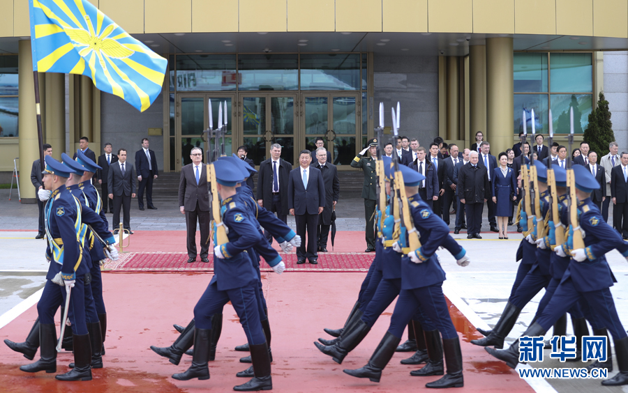 7月3日,國家主席習(xí)近平乘專機抵達莫斯科,開始對俄羅斯聯(lián)邦進行國事訪問。這是習(xí)近平出席機場歡迎儀式。 新華社記者 謝環(huán)馳 攝 7月3日,國家主席習(xí)近平乘專機抵達莫斯科,開始對俄羅斯聯(lián)邦進行國事訪問。這是習(xí)近平出席機場歡迎儀式。 新華社記者 謝環(huán)馳 攝