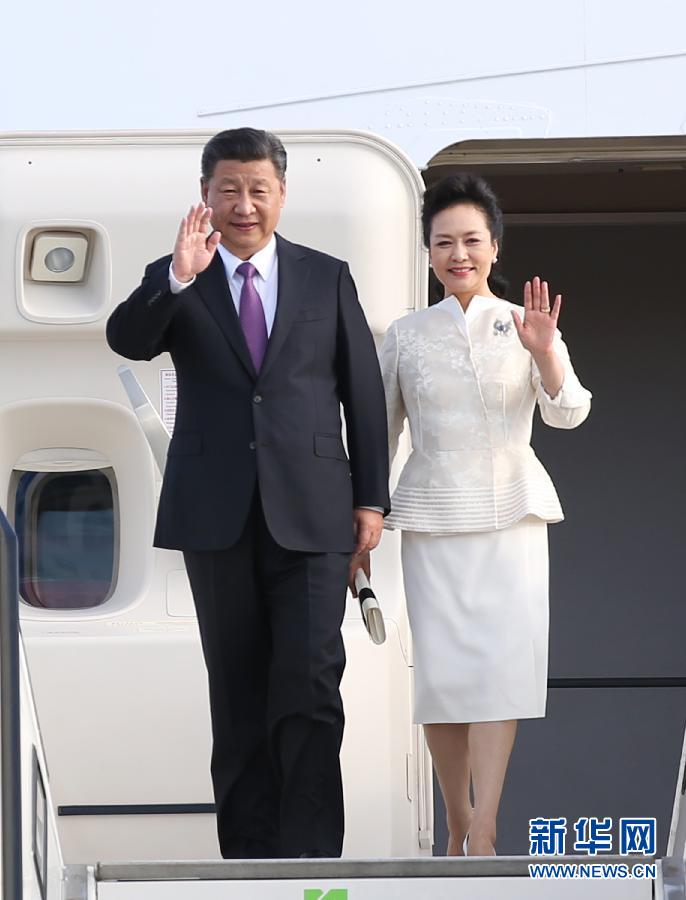 7月4日,國家主席習(xí)近平乘專機抵達(dá)柏林,開始對德意志聯(lián)邦共和國進(jìn)行國事訪問。這是習(xí)近平和夫人彭麗媛步出艙門。 新華社記者 姚大偉 攝 7月4日,國家主席習(xí)近平乘專機抵達(dá)柏林,開始對德意志聯(lián)邦共和國進(jìn)行國事訪問。這是習(xí)近平和夫人彭麗媛步出艙門。 新華社記者 姚大偉 攝