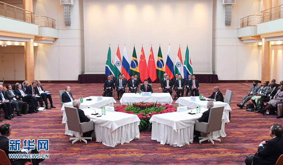 7月7日，國家主席習(xí)近平在德國漢堡主持金磚國家領(lǐng)導(dǎo)人非正式會晤，發(fā)表引導(dǎo)性講話和總結(jié)講話。南非總統(tǒng)祖馬、巴西總統(tǒng)特梅爾、俄羅斯總統(tǒng)普京、印度總理莫迪出席。新華社記者 張鐸 攝