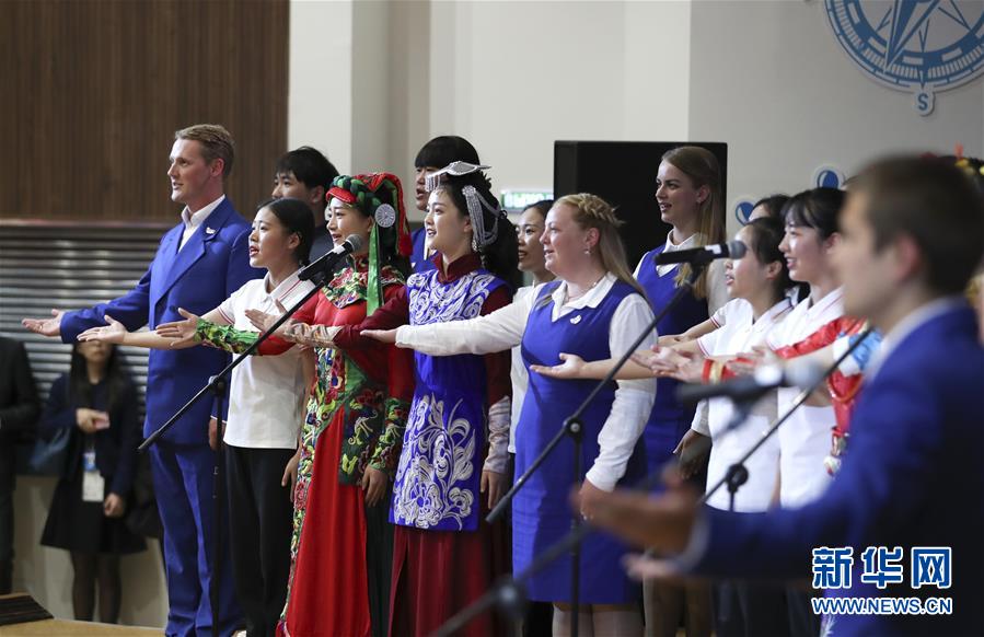 (新華全媒頭條·出訪·圖文互動)(3)你的目光我的暖——記習(xí)近平主席訪問“海洋”全俄兒童中心