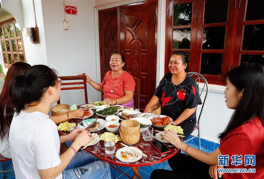 (國際·“一帶一路”高峰論壇·圖文互動)(8)通訊:中國志愿者老撾教學(xué)收獲滿滿的感動