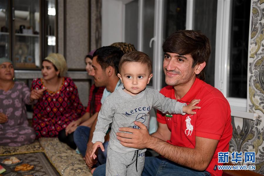 (國(guó)際·圖文互動(dòng))(1)通訊:“學(xué)習(xí)中文為我?guī)?lái)意想不到的發(fā)展機(jī)遇”——記一名“90后”塔吉克斯坦青年的圓夢(mèng)之路