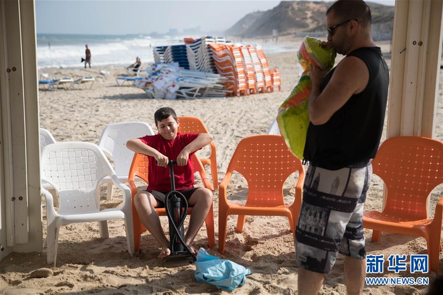 （國際&middot;圖文互動）（3）特寫：穿過檢查站去看海