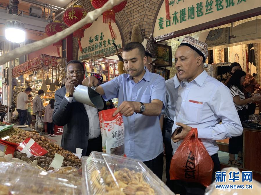 （圖文互動(dòng)）（1）多國(guó)駐華使節(jié)參訪新疆：中國(guó)反恐、去極端化經(jīng)驗(yàn)值得學(xué)習(xí)借鑒