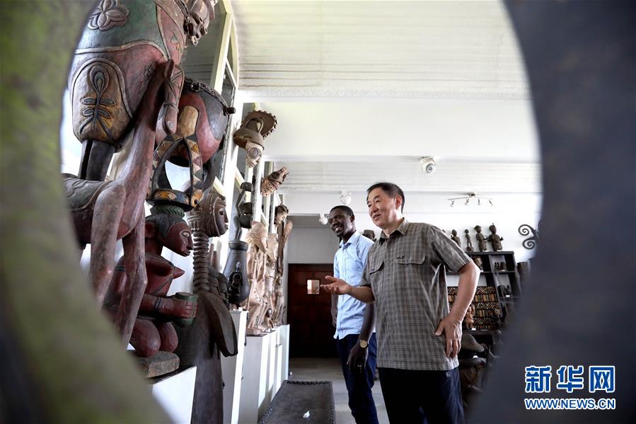 （國際&middot;圖文互動(dòng)）（2）通訊：收藏&ldquo;非洲之美&rdquo;的中國人&mdash;&mdash;訪幾內(nèi)亞灣非洲國際藝術(shù)博物館館長謝燕申