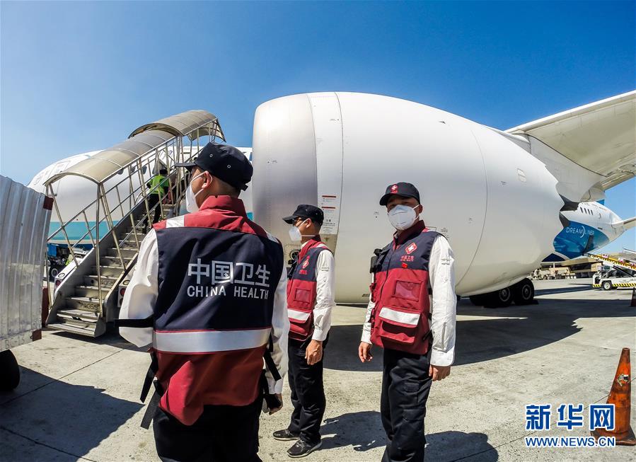 (國際疫情)(2)中國抗疫醫(yī)療專家組抵達(dá)菲律賓