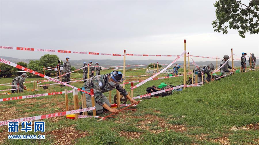 (國際·圖文互動)(3)通訊:“中國式掃雷精準且高效”——記聯黎官員視察中國維和官兵“藍線”掃雷訓練