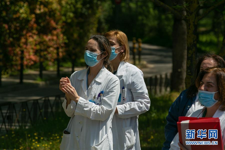 （國際疫情&middot;圖文互動(dòng)）（8）雅典&ldquo;卡車音樂會(huì)&rdquo;致敬白衣天使