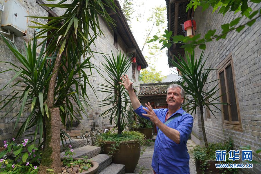 (抗疫中的真善美·圖文互動(dòng))(1)南非人伊恩·漢姆林頓:“我在中國(guó)農(nóng)村抗疫”