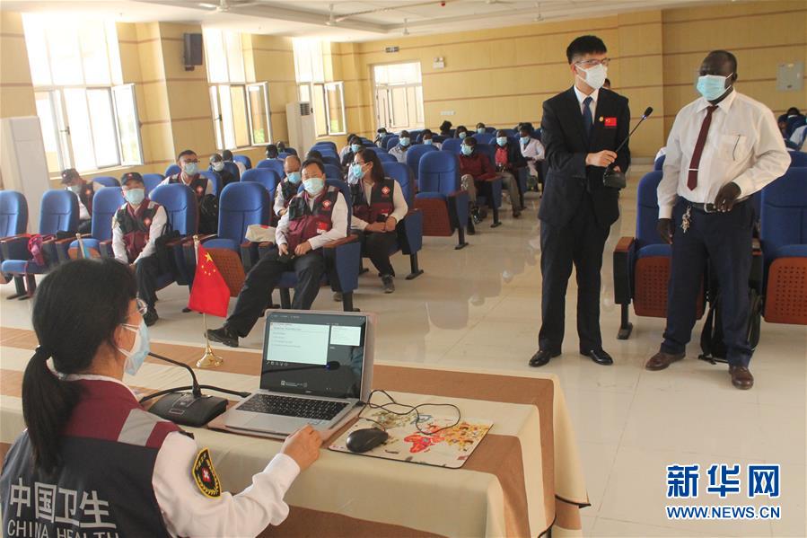 (國際·圖文互動)(1)中國抗疫醫療專家組對南蘇丹疫情防控人員開展培訓