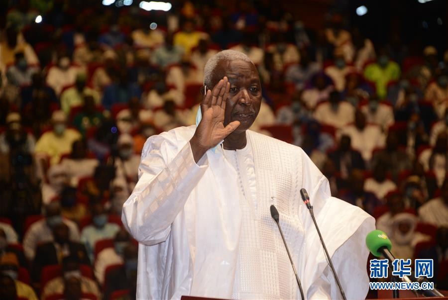 (國際)(1)馬里過渡總統和副總統宣誓就職