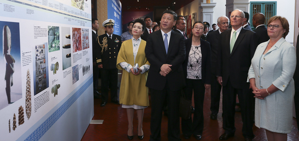 習近平和彭麗媛同秘魯總統庫琴斯基夫婦共同出席中拉文化交流年閉幕式并參觀&ldquo;天涯若比鄰－華夏瑰寶展&rdquo;