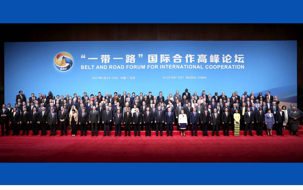 習(xí)近平同出席&ldquo;一帶一路&rdquo;國(guó)際合作高峰論壇的代表們合影