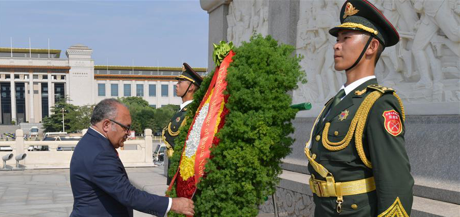 巴布亞新幾內亞總理奧尼爾向人民英雄紀念碑敬獻花圈