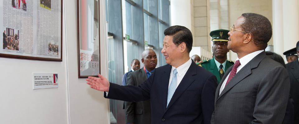 習近平與坦桑尼亞總統共同參觀中坦關系和中非合作成就圖片展